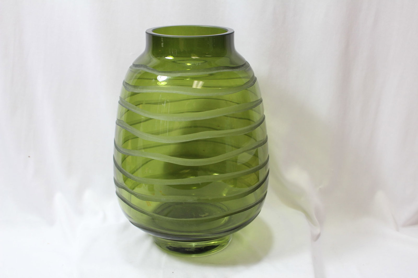 An Art Glass Green Vase: 10" tall