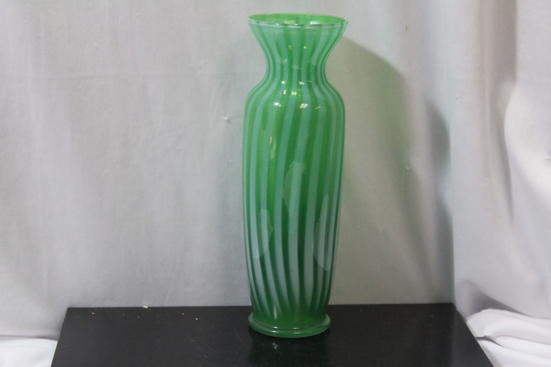 An Artglass Green Vase: 8" tall