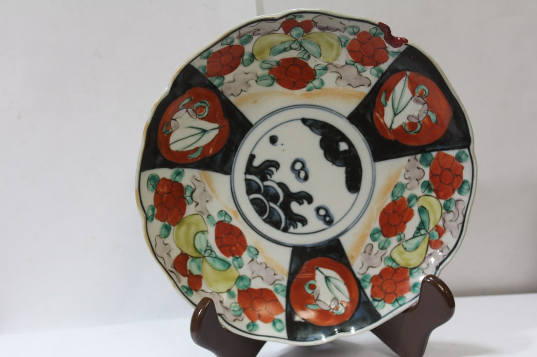 An Antique Imari Plate: please note: painted chip as shown - 8 1/2" in diameter