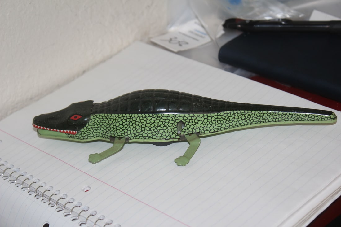 Vintge Alligator Tin Toy: please note: no key - 9" long