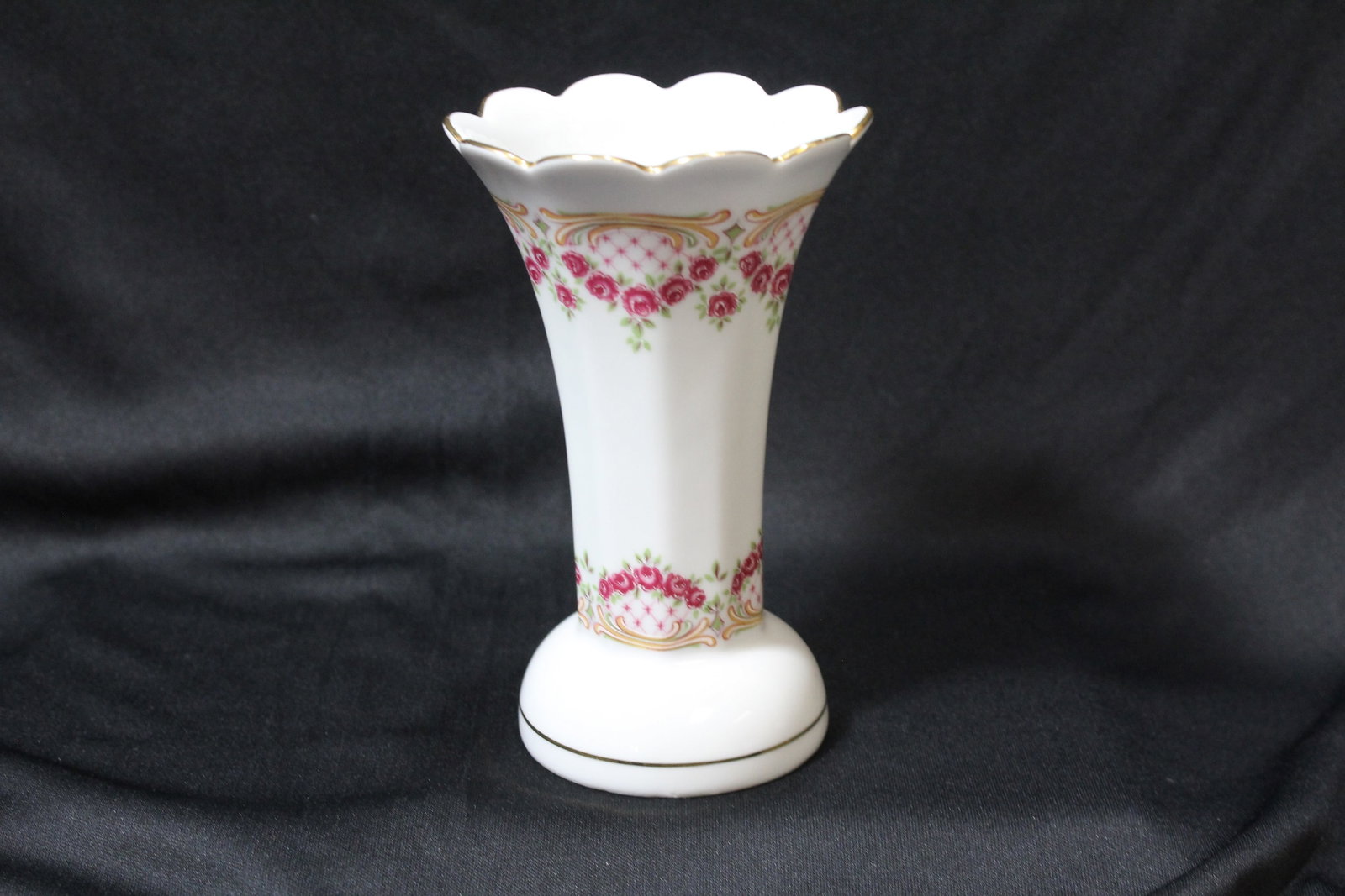 A German Bavaria, Bareuther Vase: 5 1/4" tall