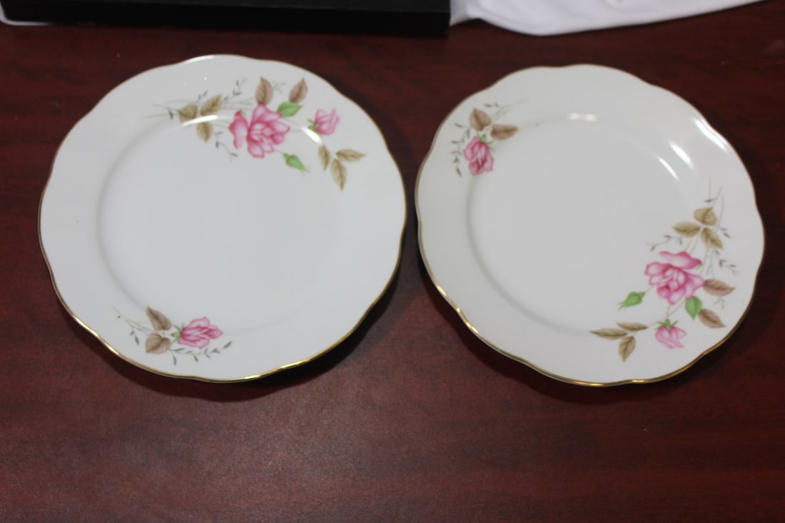 Set of 2 Chinese Plates: 7 3/4" in diameter