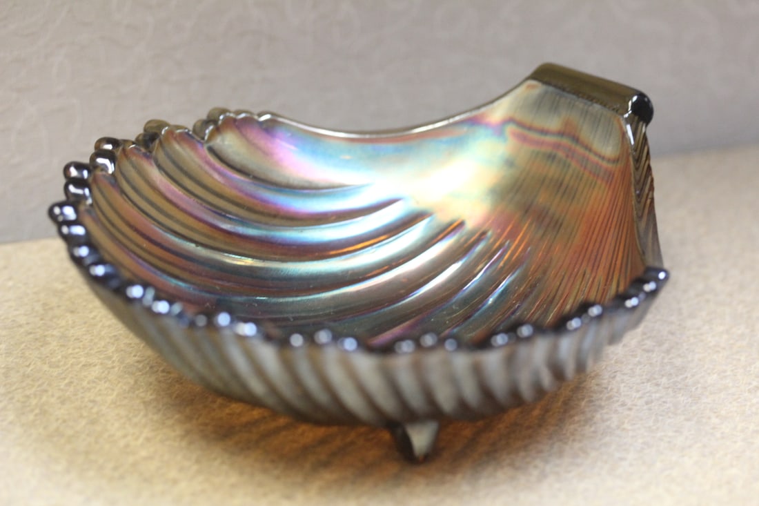 Carnival glass shell bowl: 6 3/4" wide