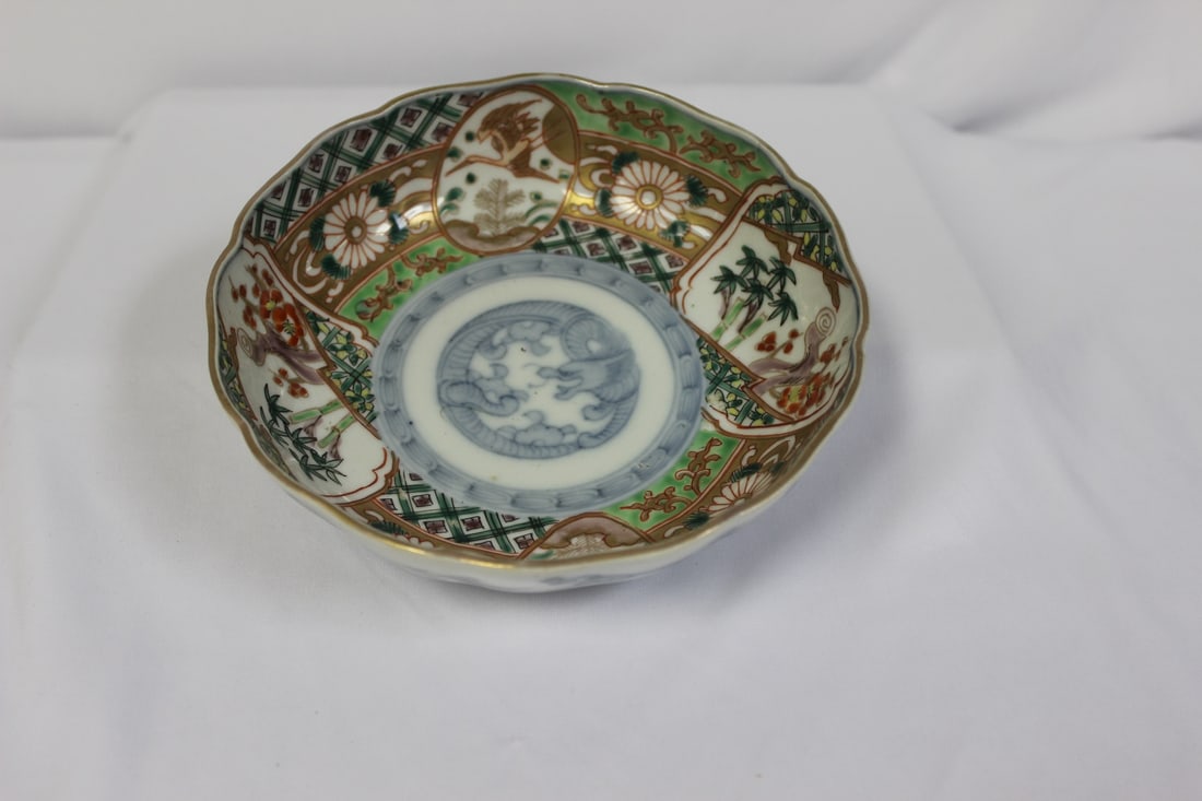 A Japanese Imari Bowl: 19th century - 6 incehs in diameter
