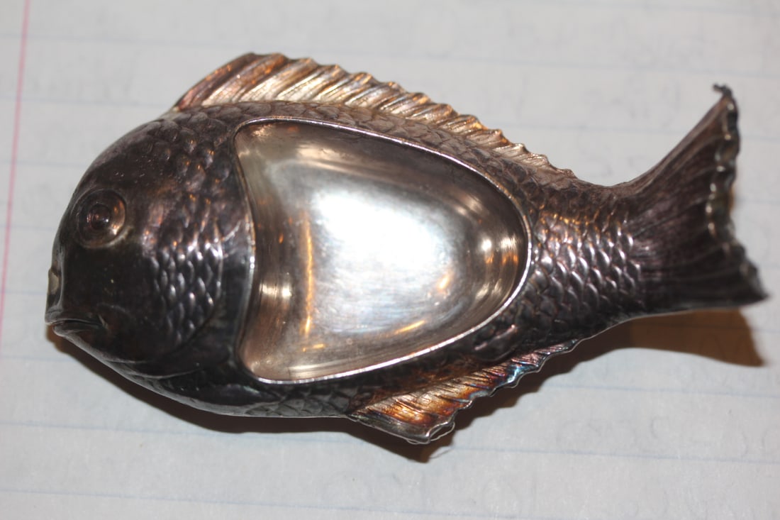 Single Signed Silver Salt Cellar in Fish Form: high grade - Chinese/Japanese/Korean - please note: minor dents as shown - 3" long