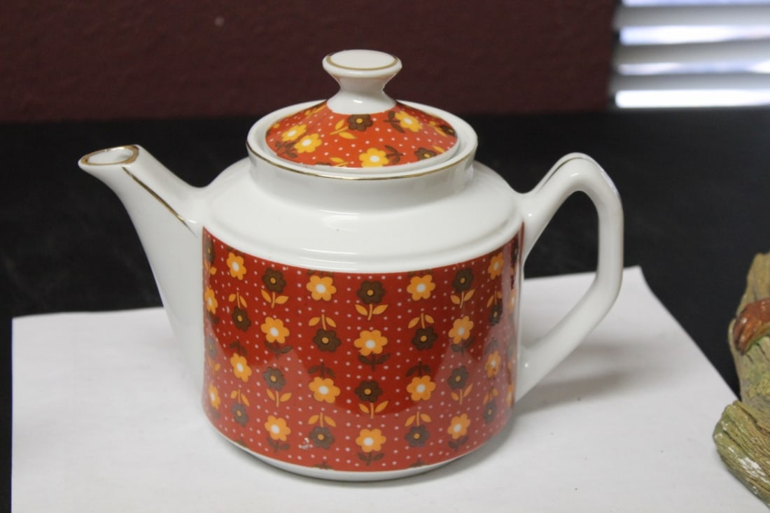 A Ceramic Retro Style Teapot: 8" in diameter