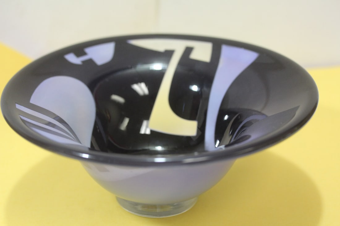 An Artglass Bowl: signed: James Parsons - 6 5/8" across