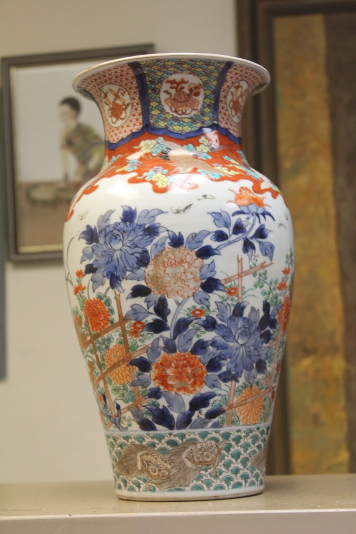 Antique Japanese Imari Large Vase: 10th century - 14 3/4" tall