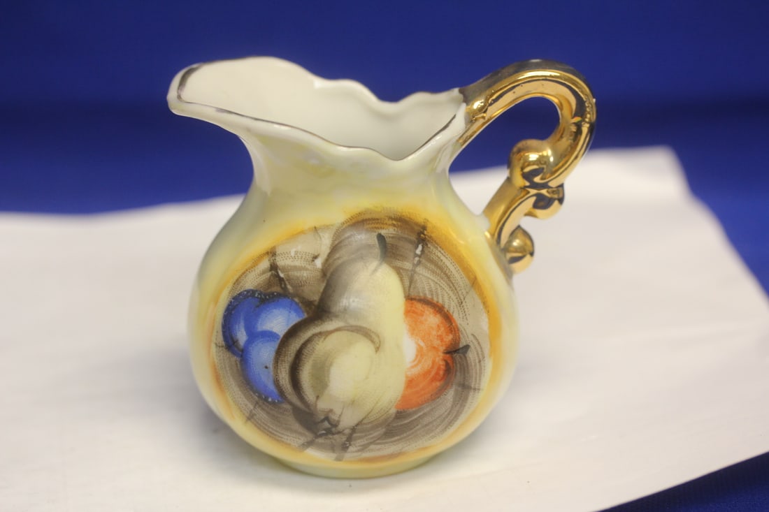 Vintage Ceramic Creamer: 3 1/2" tall