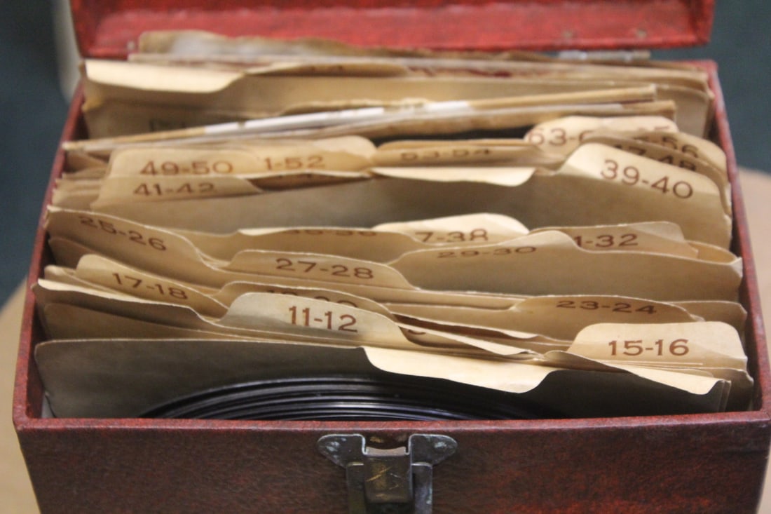 Lot of 45 RPMs: inside a case, a few as found
