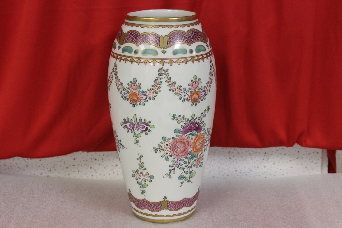 A Chinese? Export Vase: signed on the the base 0 19th / 20th century - 10 1/8" tall