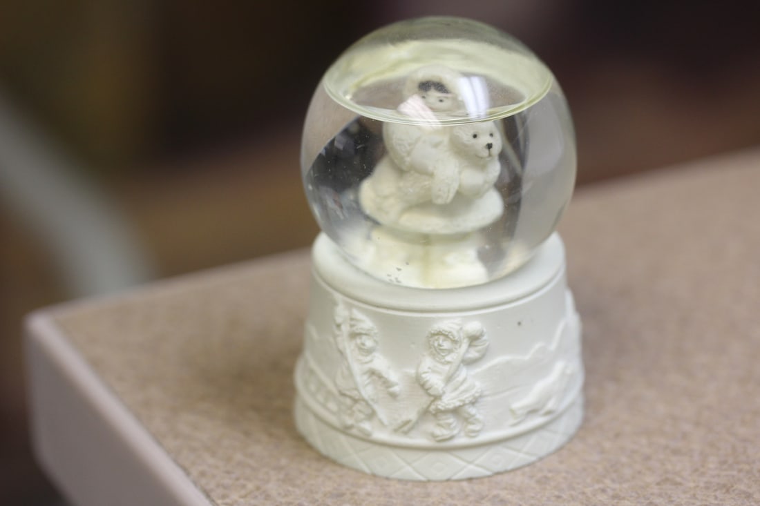 Alaska Small Snow Water Globe: 2 3/4" tall