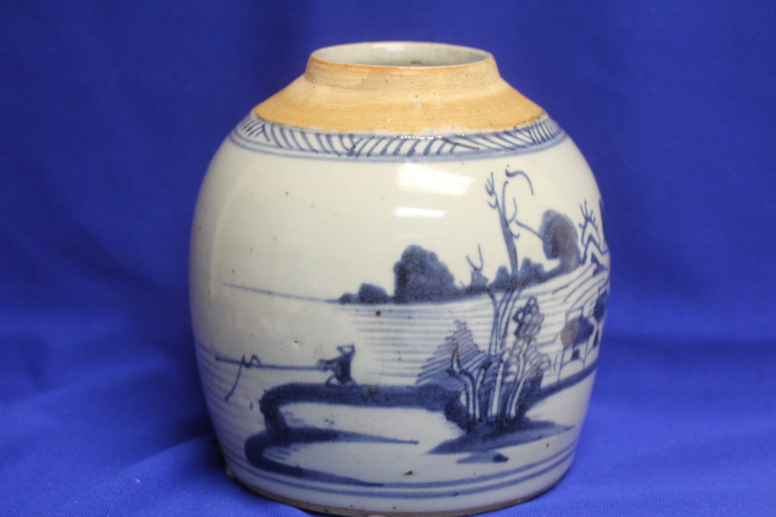 An Antique Chinese Ginger Jar: late 19th to early 20th century - please note: no lid, otherwise in very good condition
