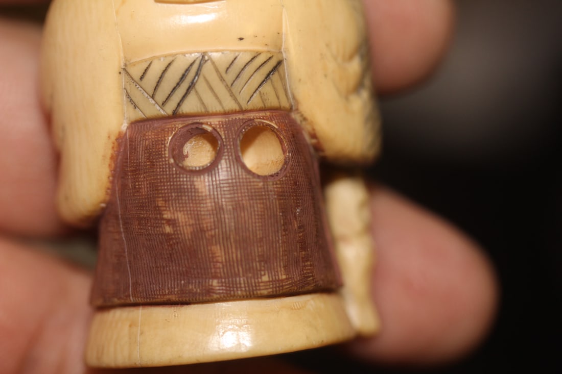 Signed Japanese B o n e Netsuke - 3