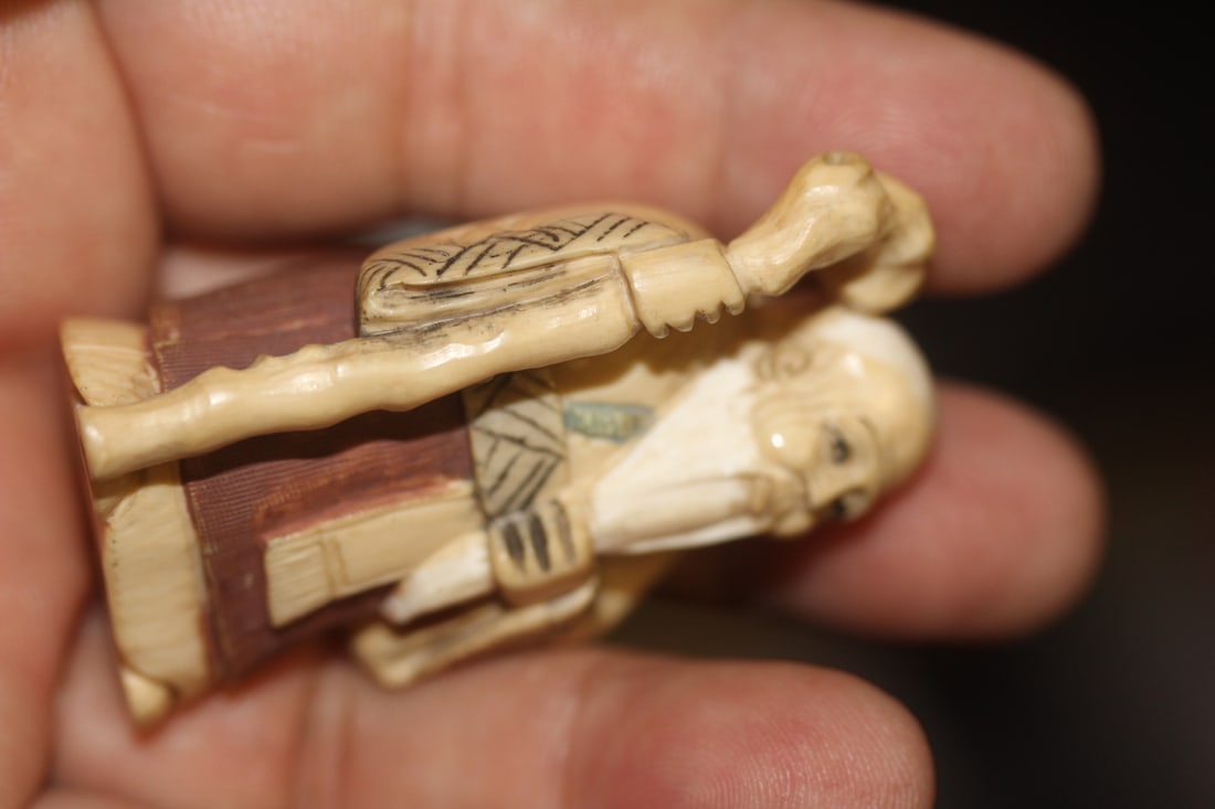 Signed Japanese B o n e Netsuke - 6