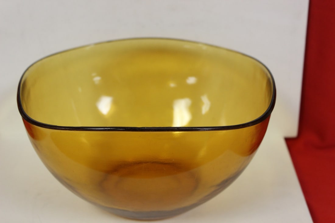 A Vintage Retro Era Bowl: Made in France - 4 3/4" tall