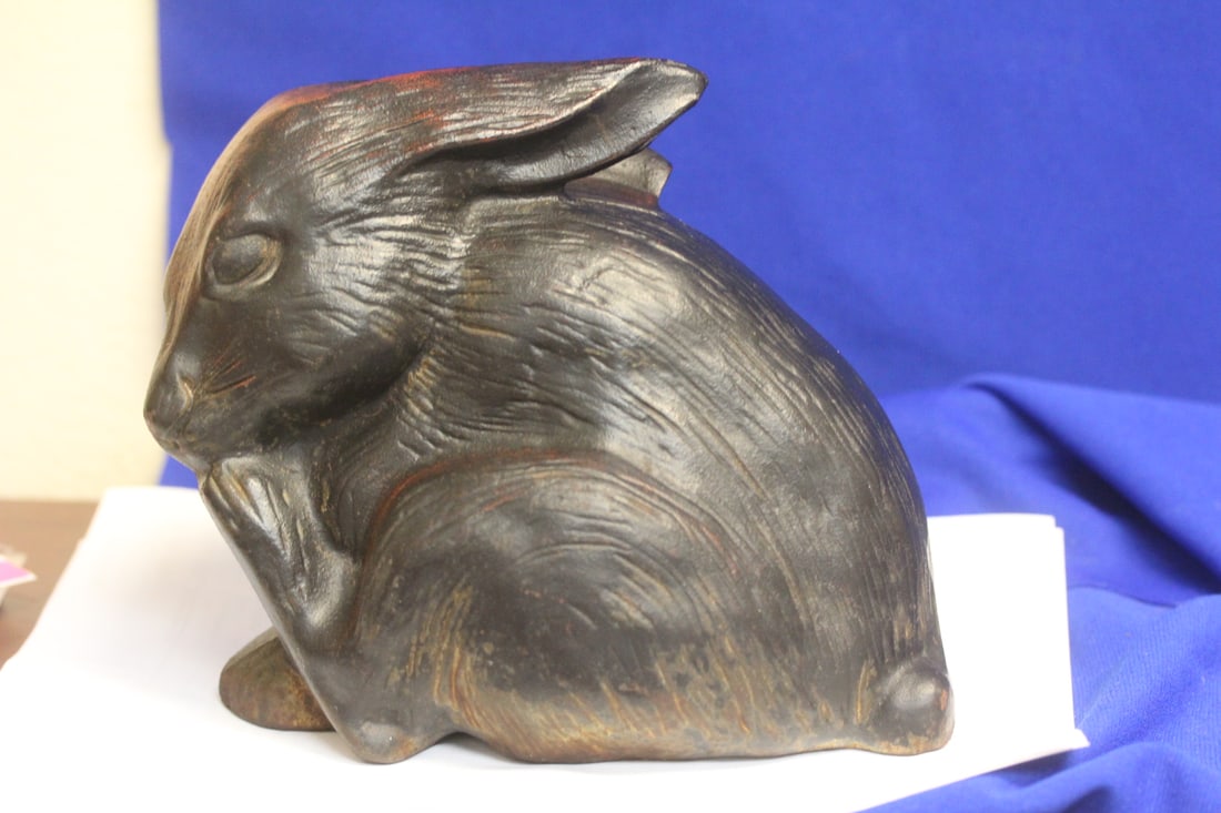 A Heaqvy Vintage Cast Iron Rabbit (1 of 5)