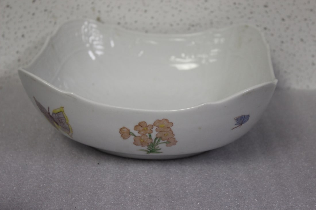 A Pinker-Hammer Bowl: Made in the Czech Republic - 8 1/2" in diameter