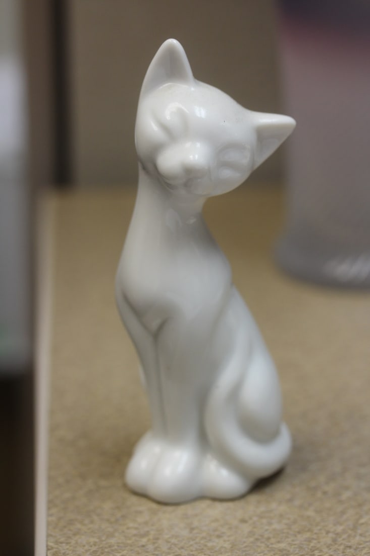 Ceramic Cat: 5 1/4" tall