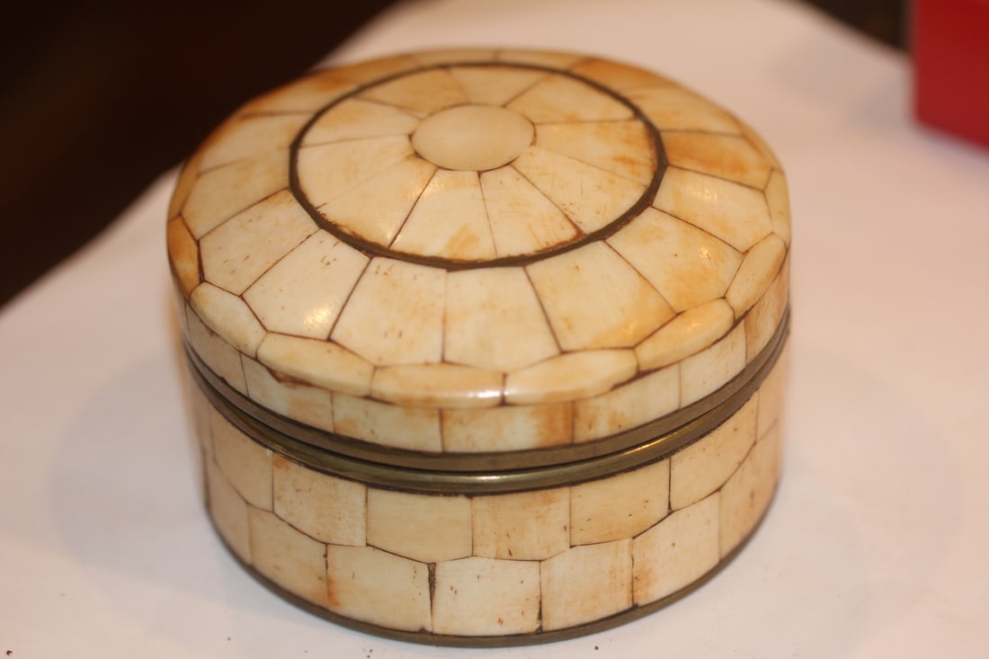 Schrimshaw Box: please note: one chip as shown - possibly old - appeared to be marine or camel b o n e - 3 1/2" in diameter