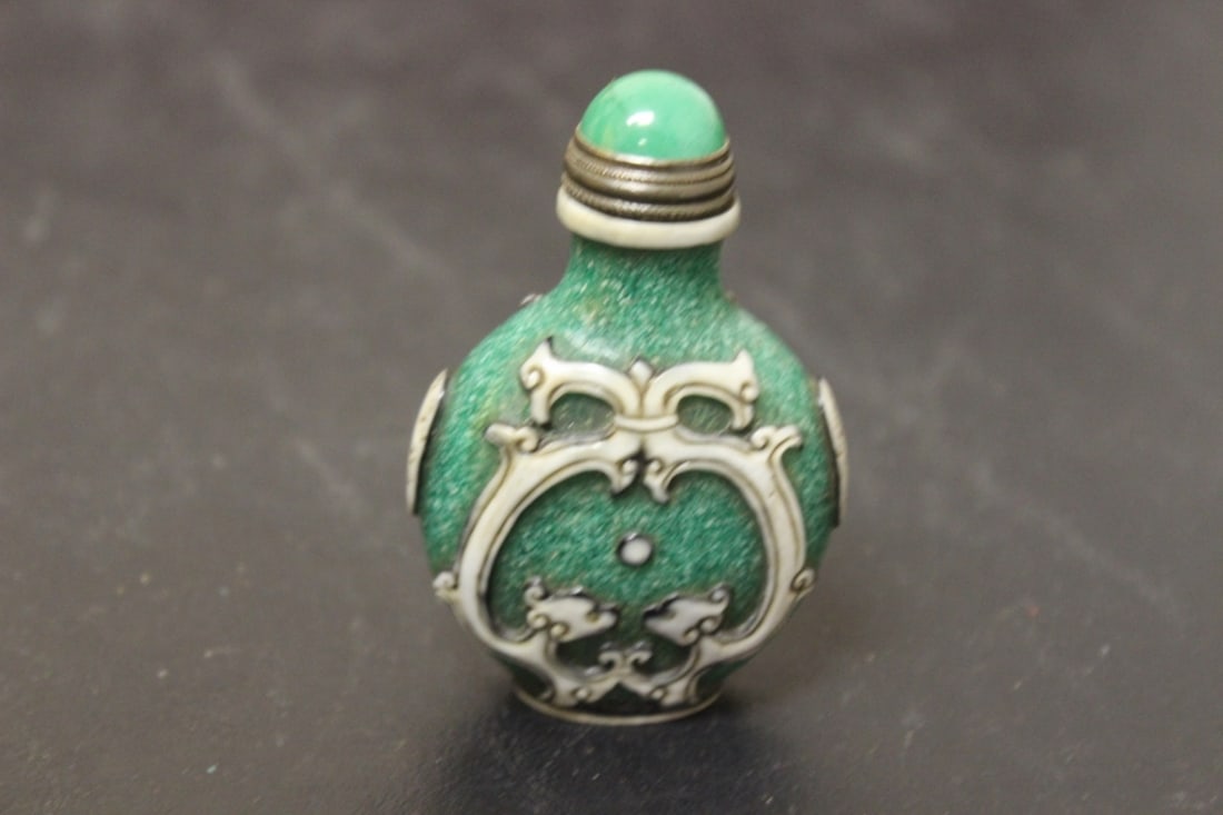 A Chinese Peking Glass Overlay Snuff Bottle: 3 1/8" tall