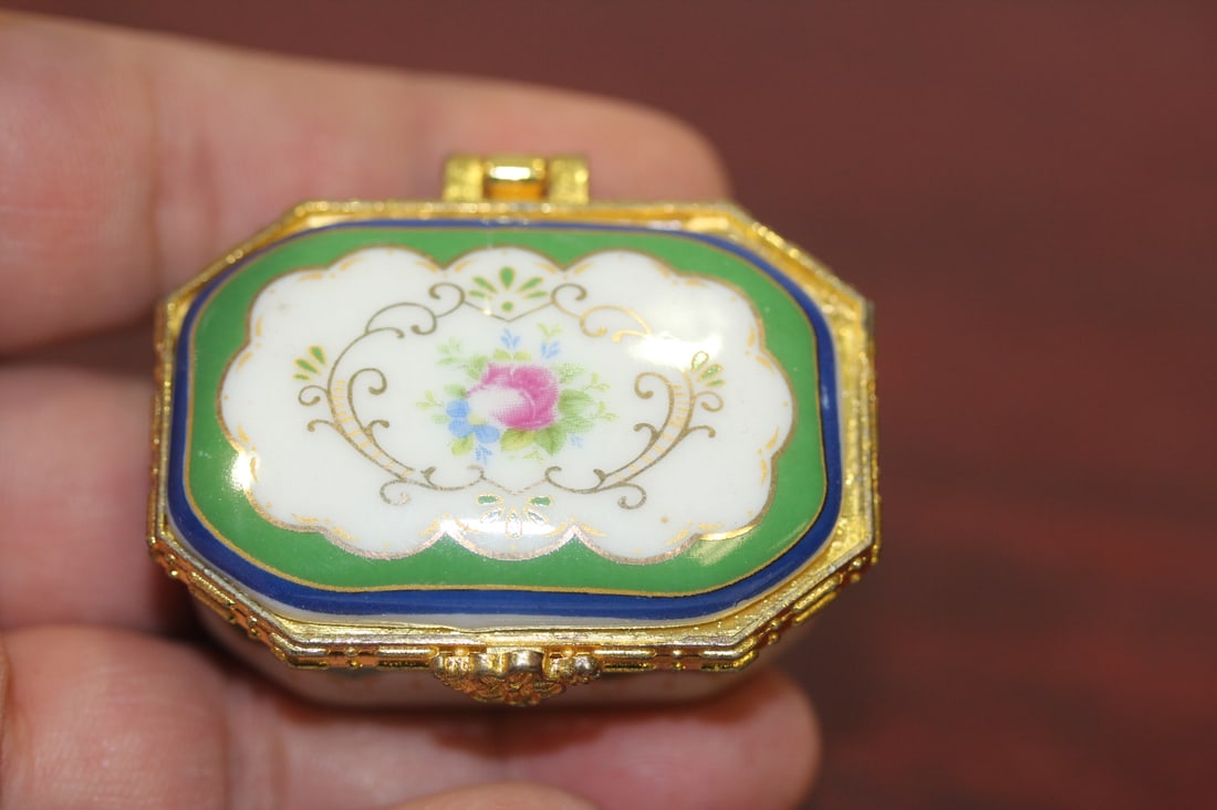 A Ceramic Rectangular Form Trinket Box: 1 7/8" long