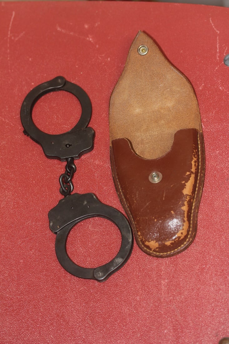 Peerless Handcuff with Leather Pouch: please note: no key