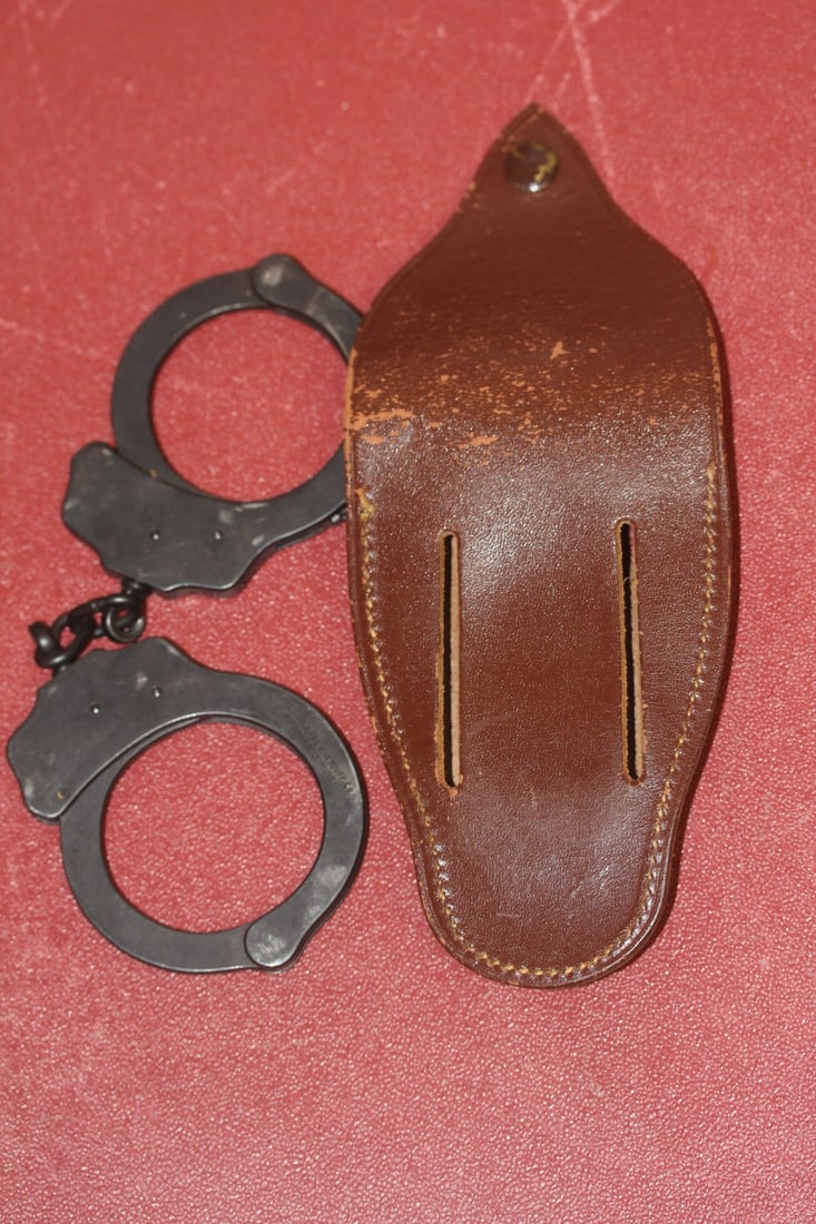 Peerless Handcuff with Leather Pouch - 3