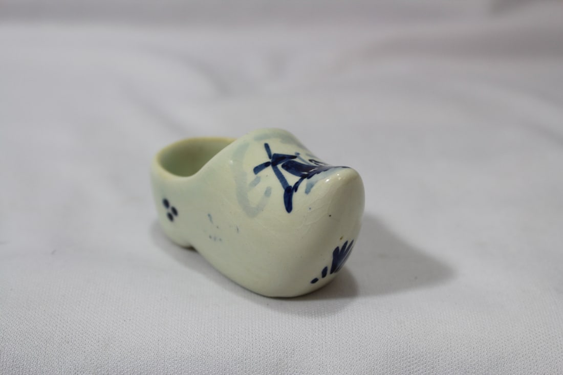 A Delft Shoe: 2 3/4" long