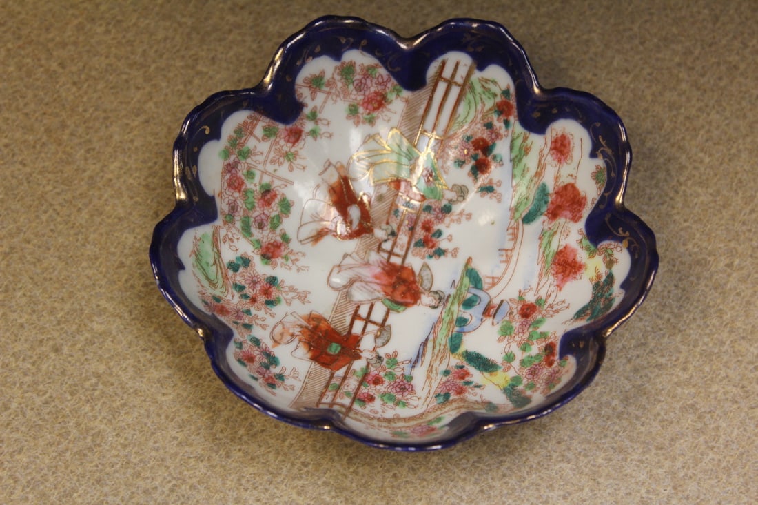 Kutani Geisha Girl Scallop Bowl: 5 1/2" in diameter