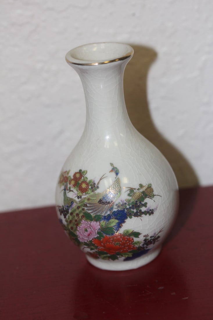 Japanese Small Kutani Vase: 4 1/2" tall