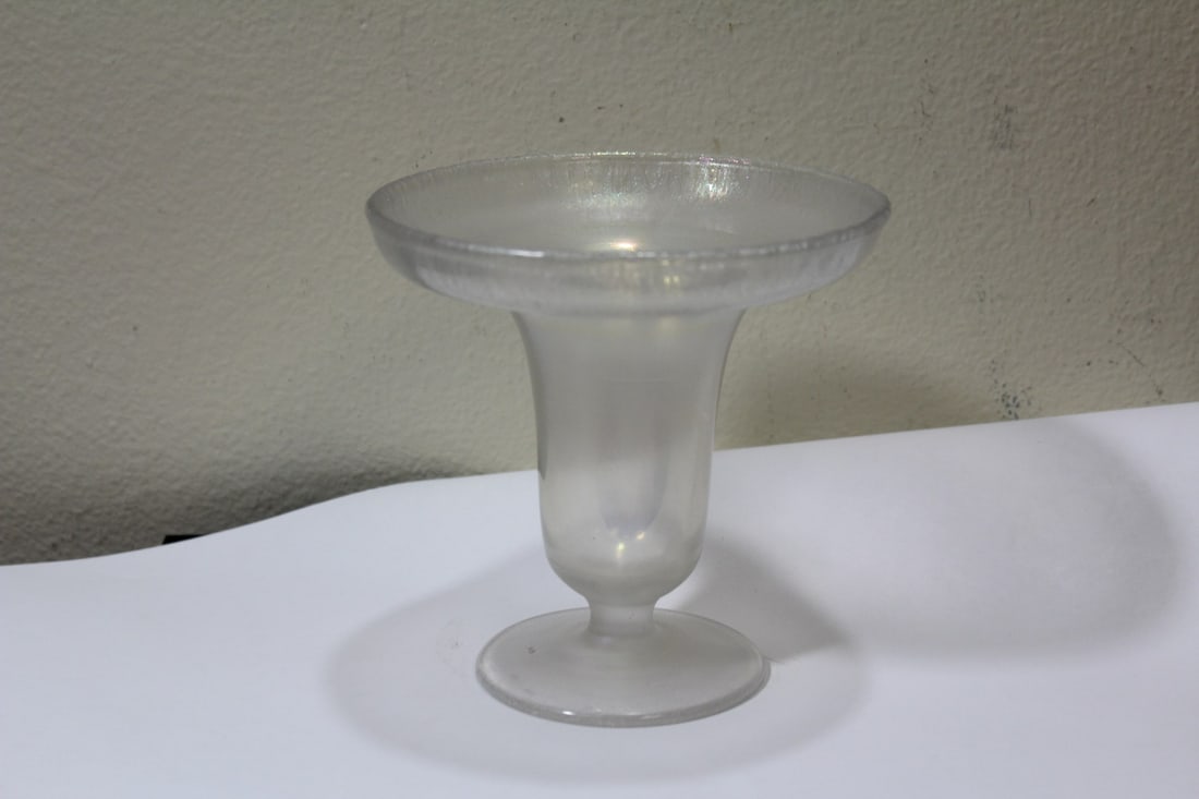 An Art Glass Vase: 5 1/2" in diameter