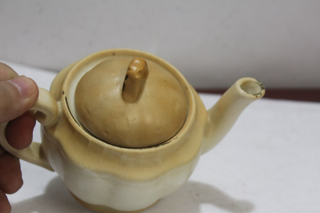 A Small Ceramic Teapot - 5