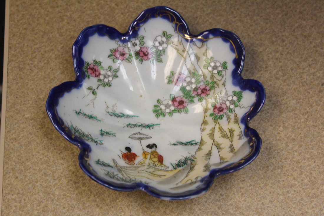 Kutani Geisha Girl Scallop Bowl: 5 3/8" in diameter