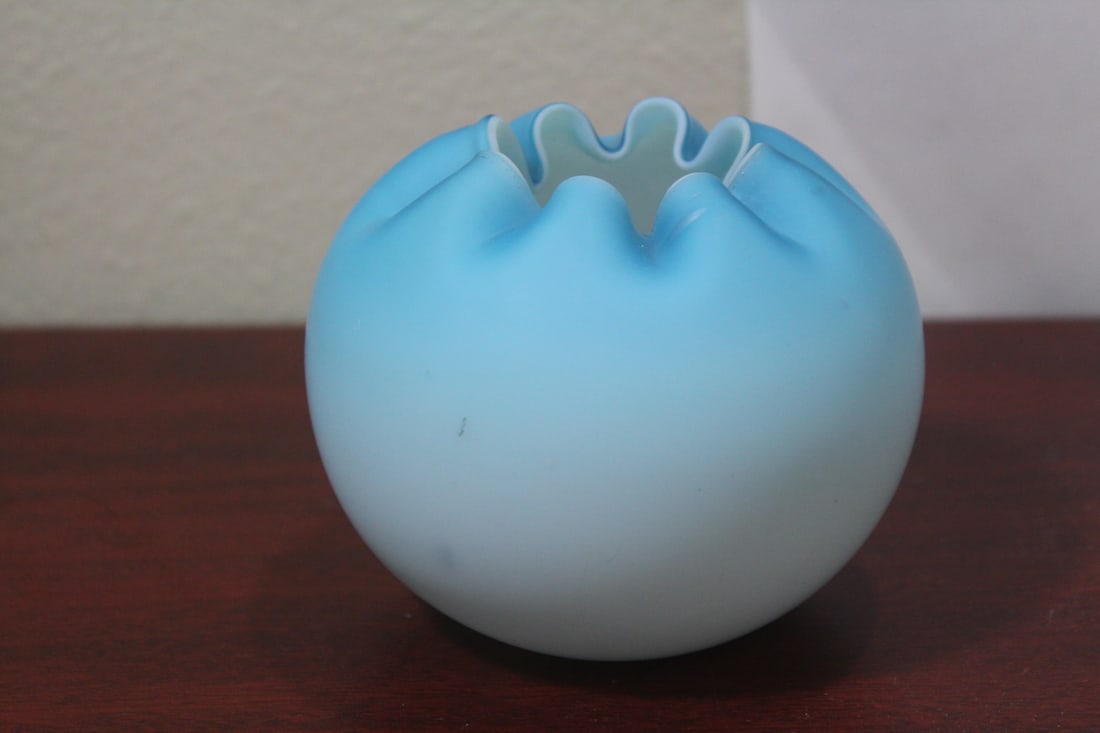 A Victorian Glass Peach Plum Bowl: 3 5/8" tall