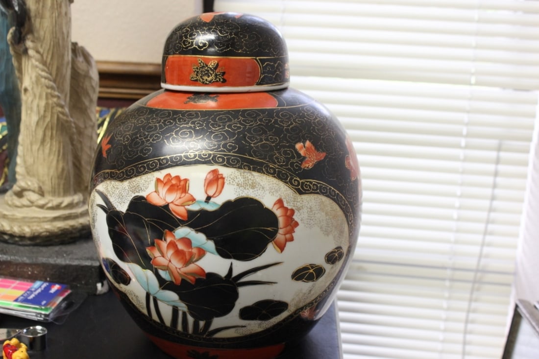 A Vintage Ginger Jar With Lid: Porcelain construction, most likely Chinese - an impressive 13 inches tall