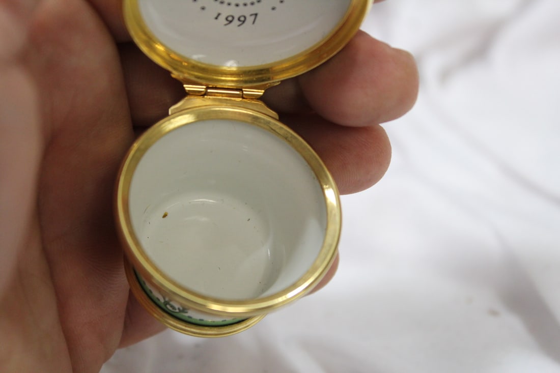 A Halycon Days Enamel Trinket Box: 1 7/8" in diameter