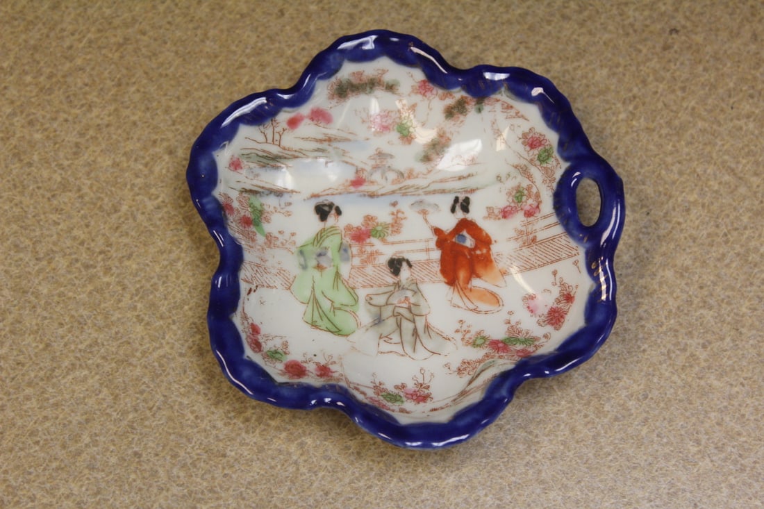 Kutani Geisha Girl Scallop Handle Bowl: 4 3/4" in diameter