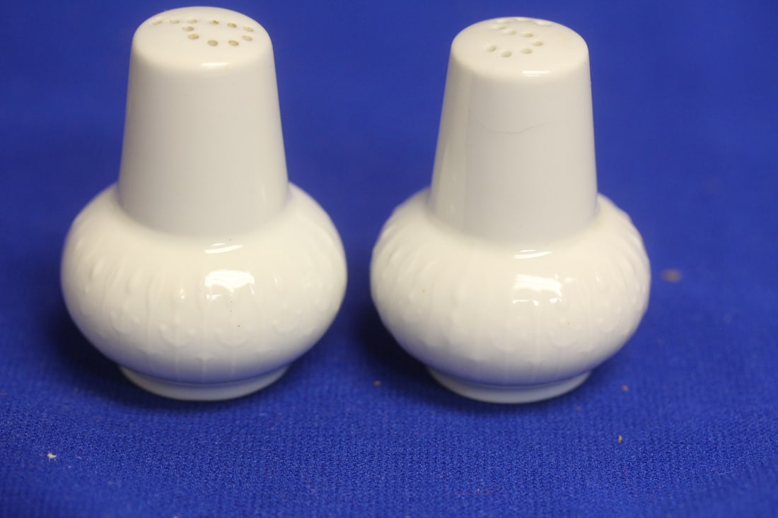 Plain Salt and Pepper Shakers (1 of 4)