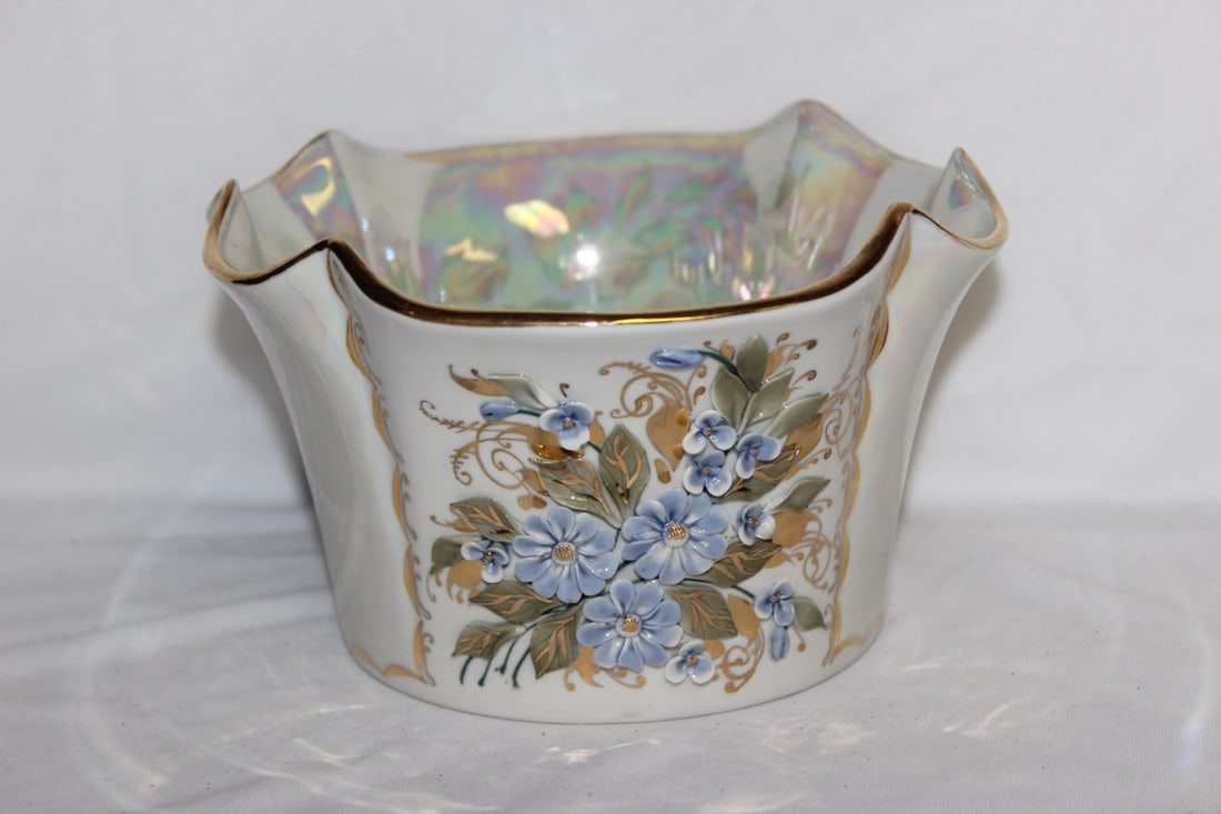 A Signed Luster Bowl: 6 1/2" in diameter