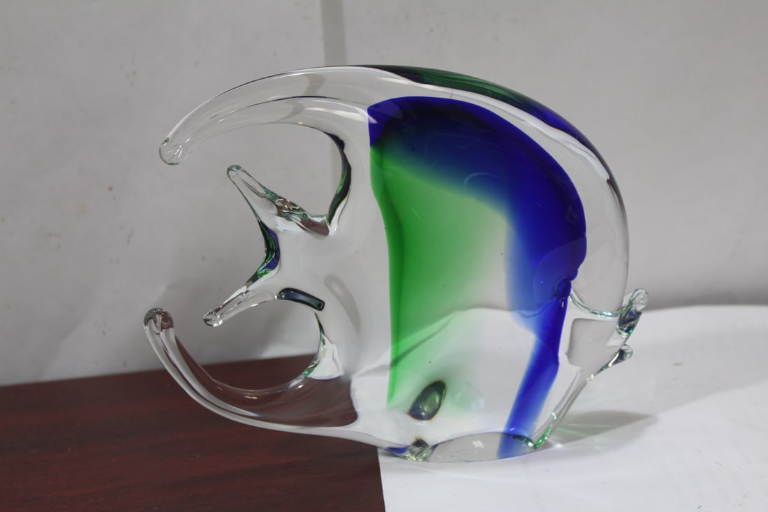 An Artglass Angel Fish: please note: minor edge roughness as shown - 7 inches across