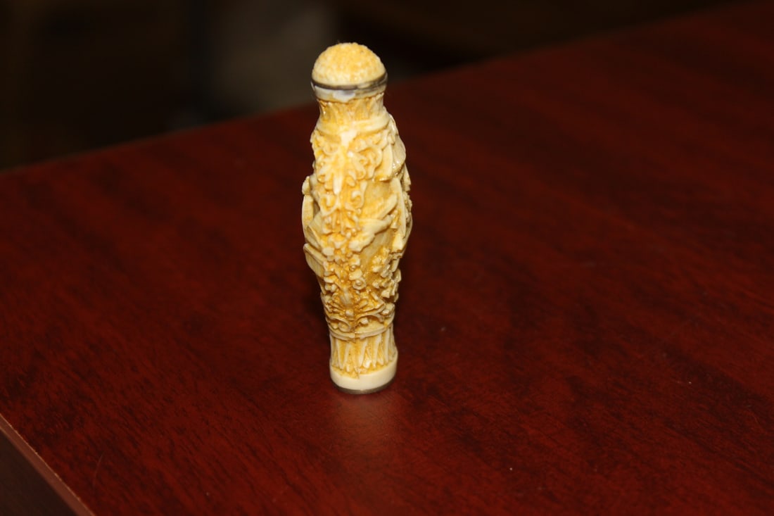 A Molded Snuff Bottle - 4