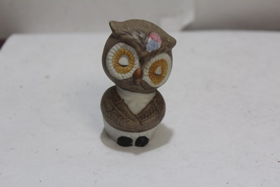 A Single Ceramic Owl Shaker: 2 1/2" tall