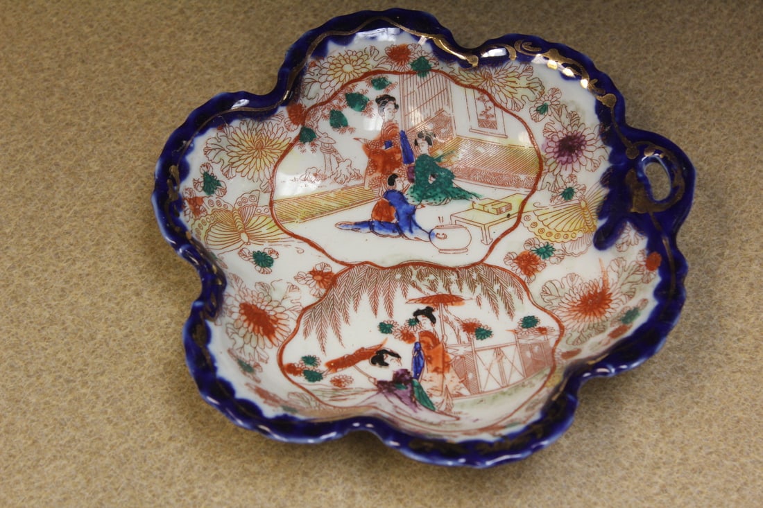 Kutani Geisha Girl Scallop Handle Bowl: 7 1/8" in diameter
