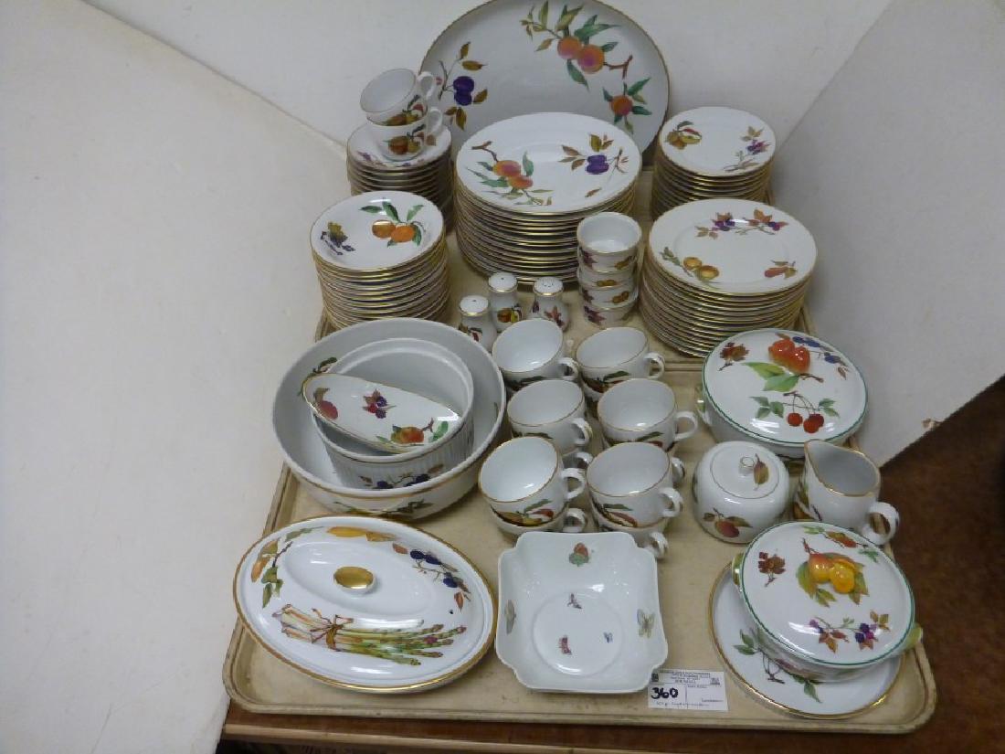101 pc. ROYAL WORCESTER, "EVESHAM" DINNER SERVICE: 101 pc. ROYAL WORCESTER, "EVESHAM" DINNER SERVICE