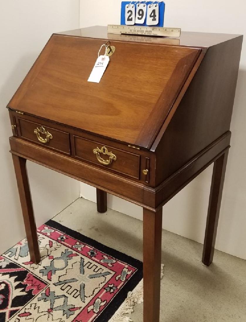 KITTINGER MAHOG. WILLIAMSBURG ADAPTATION DESK ON STAND: KITTINGER MAHOG. WILLIAMSBURG ADAPTATION DESK ON STAND 38 1/4"H x 26 1/2"W x 21"D