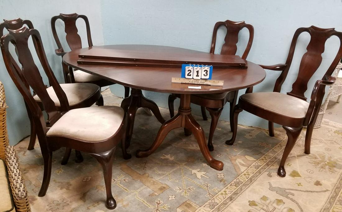 10P. DREXEL MAHOG. QA STYLE DINING SET; TABLE W/ 2: 10P. DREXEL MAHOG. QA STYLE DINING SET; TABLE W/ 2 LEAVES, 8 CHAIRS + SIDEBOARD