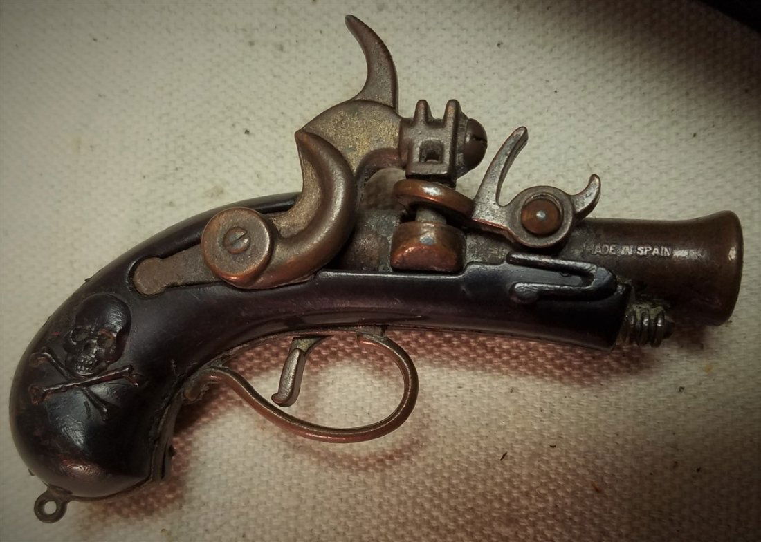 Spanish Cap Gun Pirate Black Case W/Caps: Spanish Cap Gun Pirate Black Case W/Caps