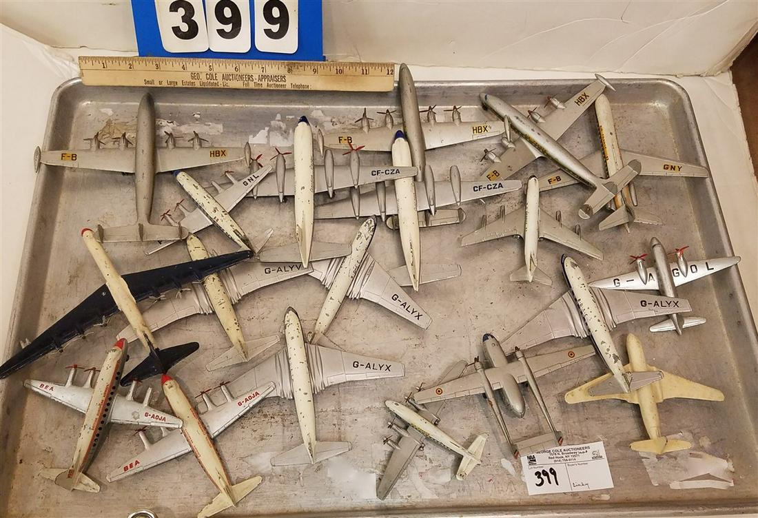 TRAY DINKY 18 PLANES AND 2 ROCKETS (1 of 1)