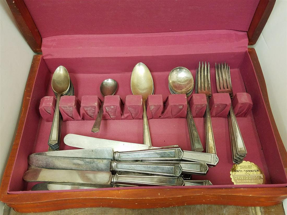 BX 40PC. ROGERS SILVERPLATE FLATWARE (1 of 2)
